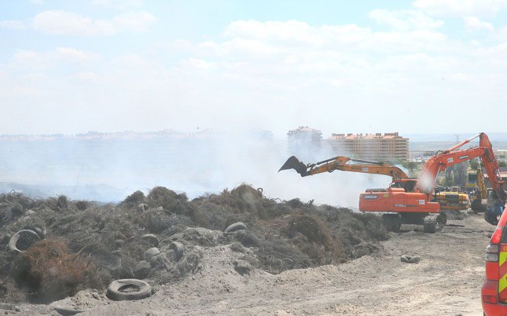 El Gobierno regional deja “absolutamente” limpia de cenizas la parcela del incendio producido en el vertedero de neumáticos de Seseña-Valdemoro