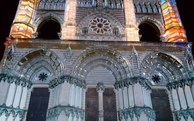 Miles de personas disfrutan del espectáculo de luz y sonido con la Catedral de Cuenca como lienzo