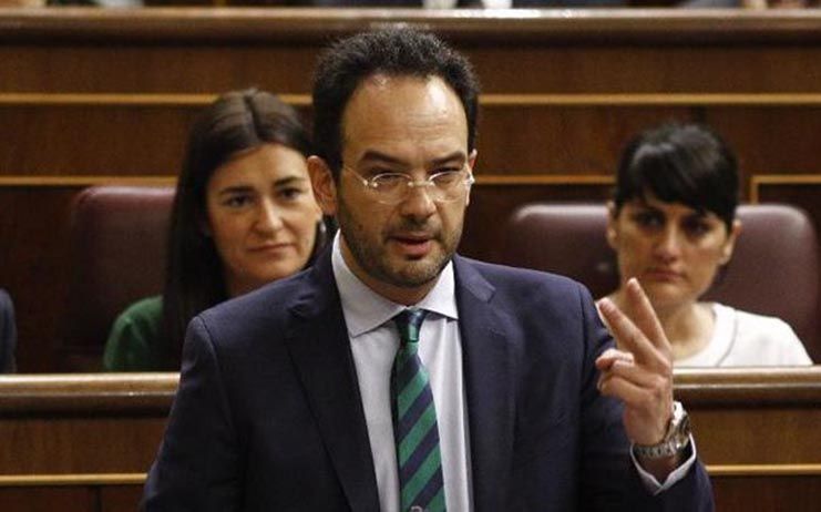 Ovación a Hernando en la primera reunión de los diputados socialistas tras su dimisión como portavoz