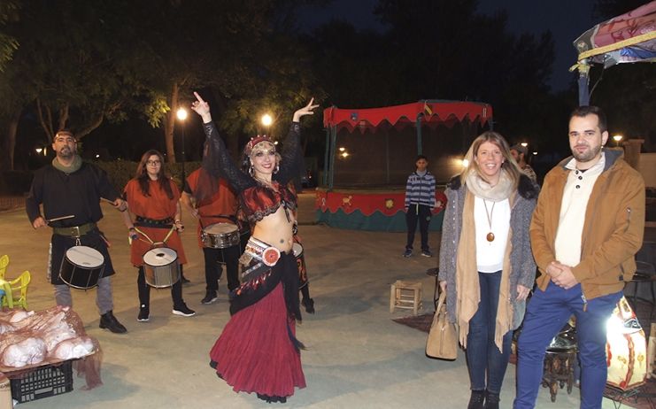 Con una animada batucada comienza el mercado romano en el parque de la Constitución