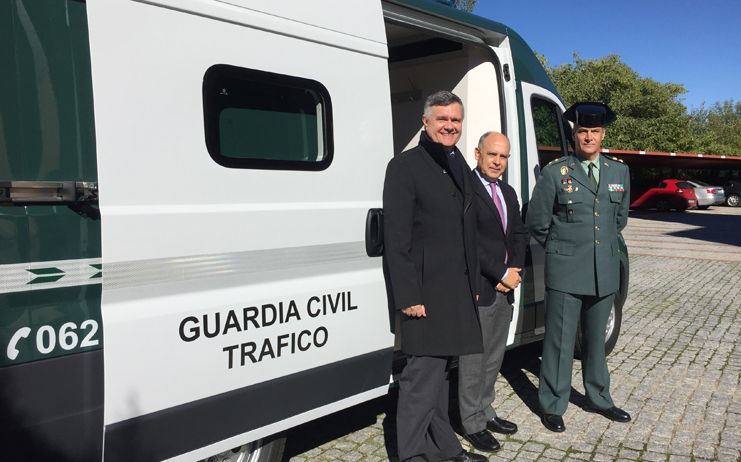 El Gobierno regional hace entrega de una unidad móvil a la Guardia Civil de Tráfico para mejorar la vigilancia de las carreteras de la región