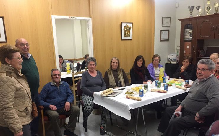 María Gil y Llanos Navarro felicitan la navidad a los mayores del Club de Jubilados de San Pedro Mortero