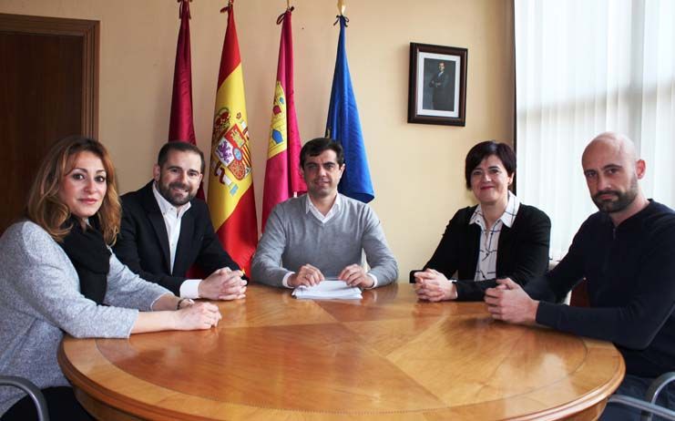 Javier Cuenca anuncia que el Ayuntamiento destinará este año 15.000 euros a ADEPRO para dinamizar su actividad económica y empresarial