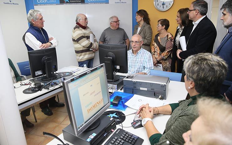 2.500 mayores más se forman en programas de fomento de las TIC del Gobierno regional en los últimos 20 meses