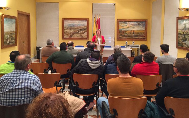 La alcaldesa se reúne con los primeros aspirantes a voluntarios de la Agrupación de Protección Civil de Tomelloso