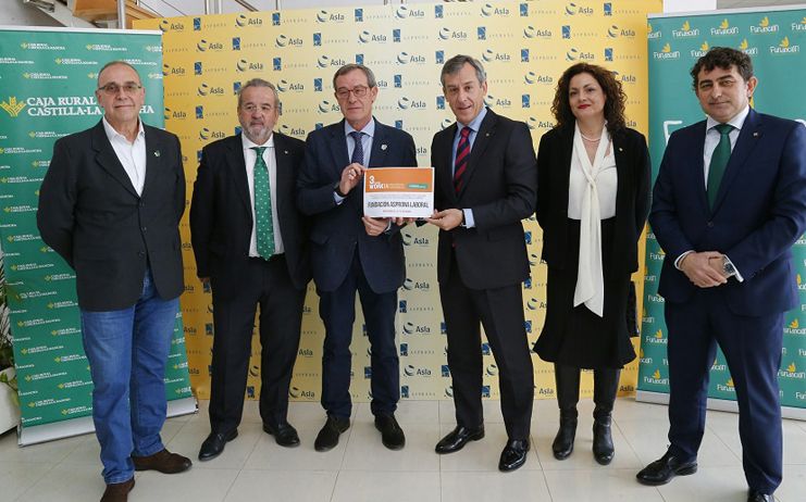 Caja Rural Castilla-La Mancha entrega una ayuda Workin a ASLA por su proyecto de carpintería