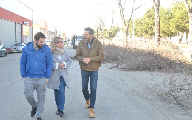 La alcaldesa de Tomelloso visita los trabajos de poda en la vía de servicio de la N-310