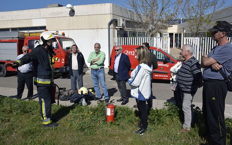 Vecinos de “El Tajo” y alumnos del Azarquiel abren los cursos sobre cómo actuar en caso de incendio que ofrecen los Bomberos