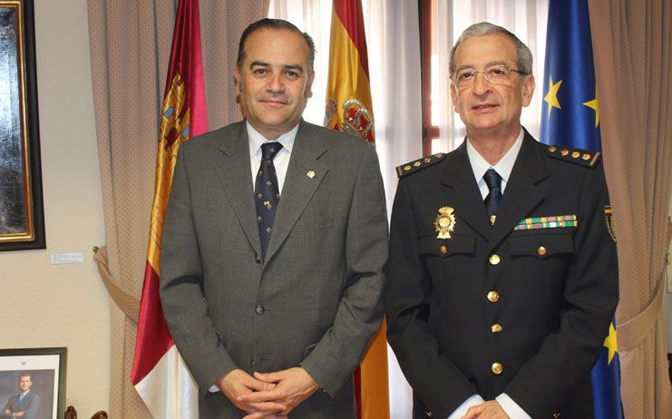 El delegado del Gobierno en Castilla-La Mancha, José Julián Gregorio, se reúne con el comisario jefe de Talavera de la Reina con motivo de su jubilación
