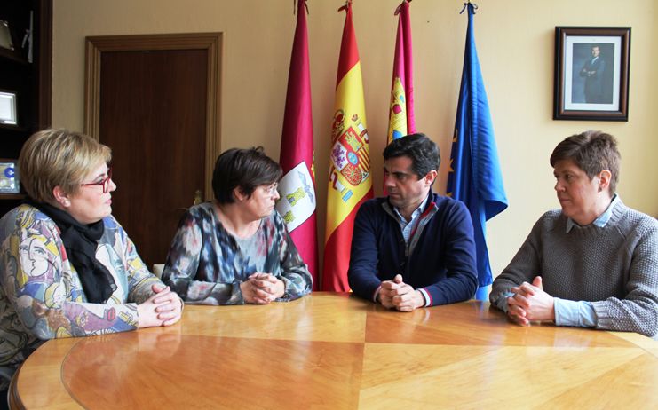 Javier Cuenca agradece a ACMIL la gran labor que realiza con las personas con discapacidad intelectual ligera e inteligencia límite de Albacete