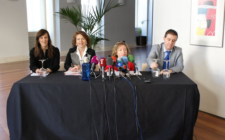 María Gil asiste a la presentación de las actividades de AMIAB con motivo de su 30º aniversario