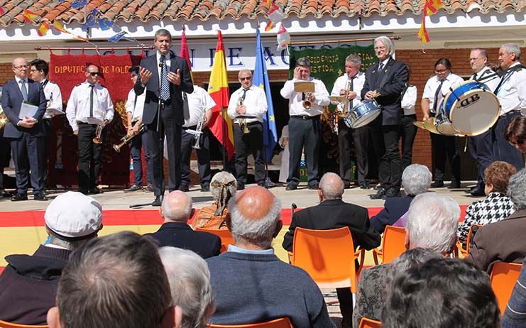 Álvaro Gutiérrez comparte con trabajadores y residentes la festividad de San José en la residencia social asistida