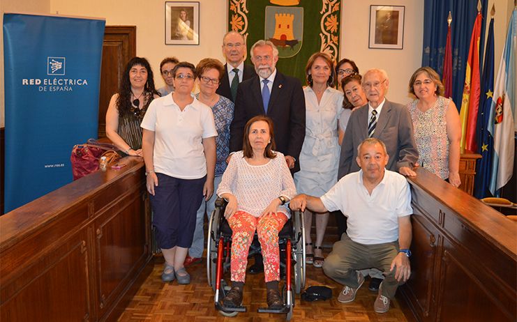 Jaime Ramos ha hecho entrega de ocho ordenadores a diferentes entidades y asociaciones sin ánimo de lucro de la ciudad