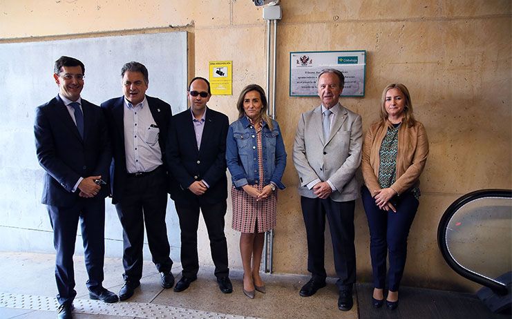 Ayuntamiento de Toledo instala unas guías referenciales para personas con discapacidad visual en el remonte de Safont