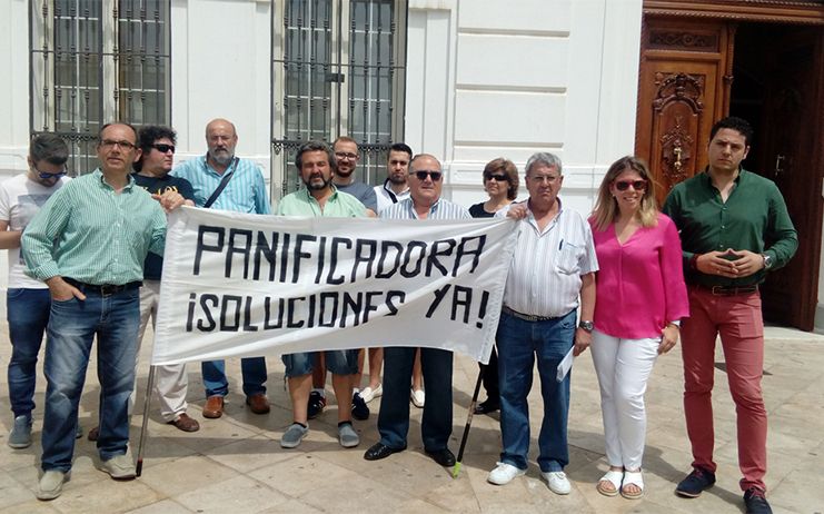 La alcaldesa de Tomelloso muestra su apoyo a los trabajadores de la Panficadora