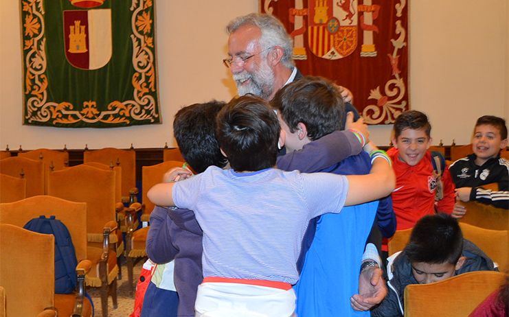 Ramos recibe en el Ayuntamiento a los alumnos del colegio Fray Hernando de Talavera