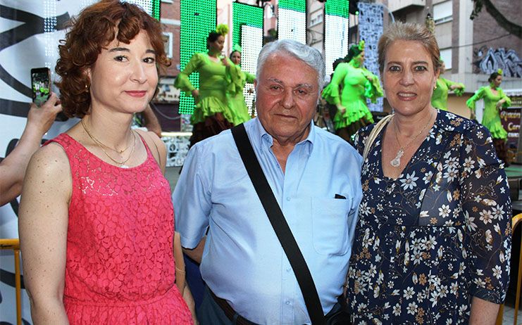 Llanos Navarro felicita a Blas Pastor por el magnífico pregón ofrecido durante la apertura de las fiestas del barrio de Parque Sur