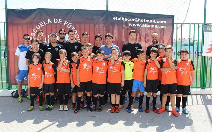 Francisco Navarro felicita a la Escuela de Fútbol 'Albacer' por el excelente trabajo de organización que ha llevado a cabo para que el XIX 'Memorial José Copete' cuente con 70 equipos y más de 1.000 jugadores