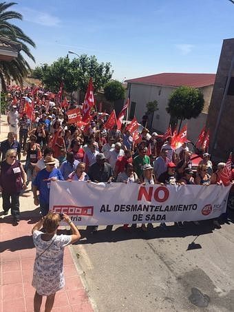 Cientos de personas se manifiestan a favor del empleo y contra el desmantelamiento de Sada en Lominchar