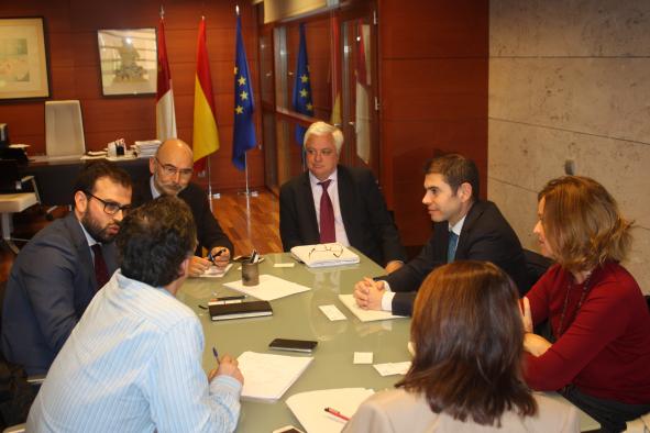 Sanidad y Caixabank promueven la colaboración para mejorar la atención de sus clientes como consumidores y usuarios