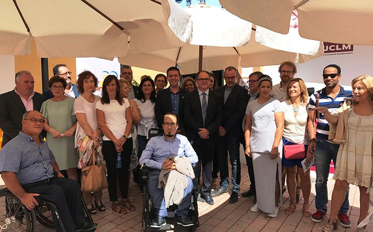 María Gil, Mª Ángeles Martínez y Federico Pozuelo asisten al acto 'Trabajo, unión y reivindicación' de las asociaciones de Párkinson