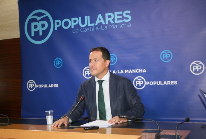 Velázquez asegura que los profesionales sanitarios y pacientes están hartos de los anuncios vacíos de Page
