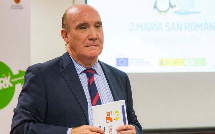 José María San Román, presidente de la Academia de Gastronomía de CLM, felicita a los chefs Adolfo Muñoz y Quique Cerro por su designación dentro de la Selección Española de Cocina Profesional