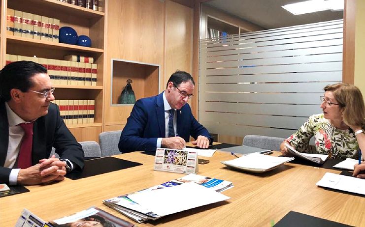 Diputación formaliza la adquisición de las antiguas instalaciones de Unión Fenosa en la Laguna de Uña con fines turísticos