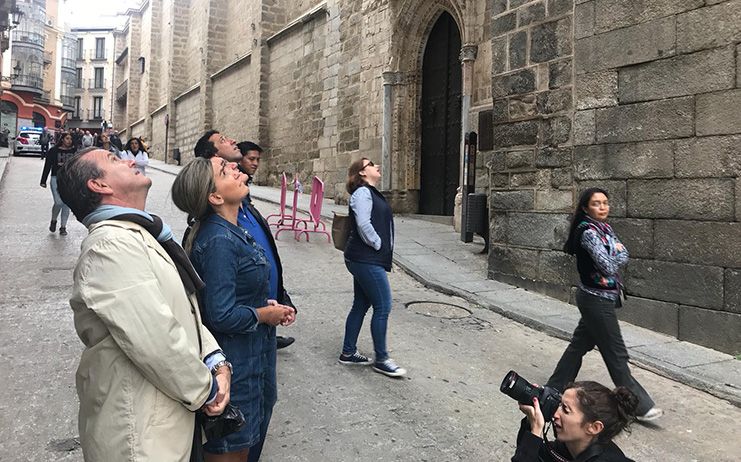 Abierta al tráfico y al tránsito de personas la calle Arco de Palacio tras el desprendimiento de un piedra de la torre de la Catedral