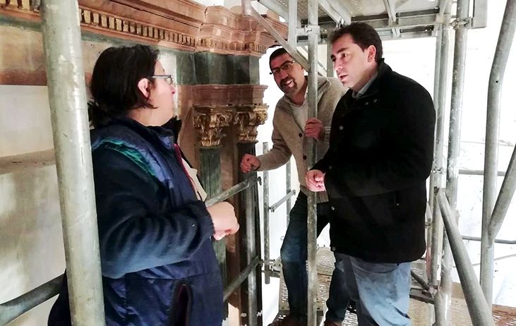 Doménech muestra su satisfacción por el buen ritmo de la restauración del retablo de Portalrubio de Guadamejud