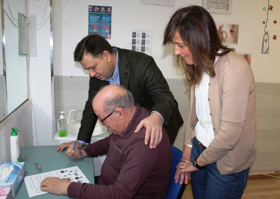 Serrano agradece a la Asociación de Familiares y Enfermos de Parkinson de Albacete la gran labor social que realiza en nuestra ciudad