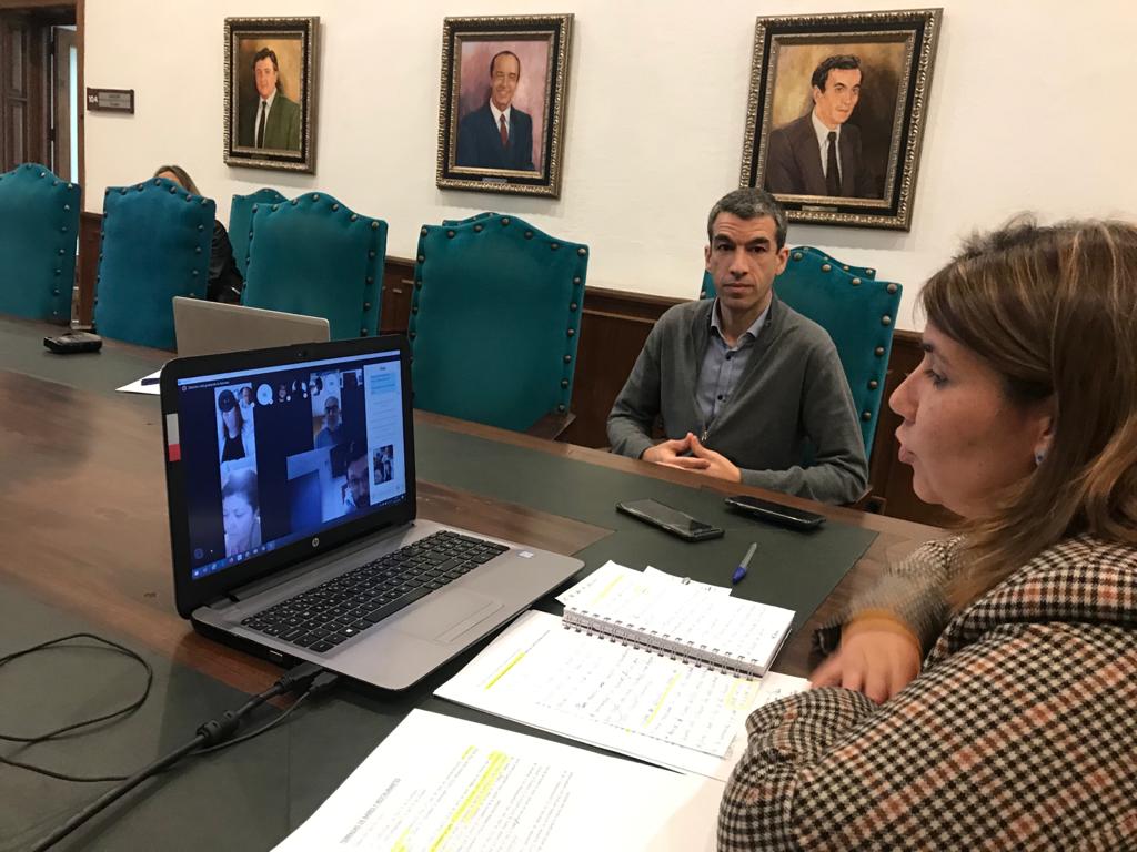 La alcaldesa anuncia la reducción de un trimestre en la cuota por instalación de mesas, sillas y veladores en la vía pública