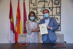 Milagros Tolón firma con Fedeto un convenio para implantar el sello ‘Empresa Responsable y de Confianza 2020’ en las empresas locales