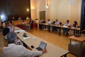 La Comisión de Hacienda ha aprobado este lunes por unanimidad destinar cerca de 400.000 euros del superávit de 2019 a gasto social para paliar las consecuencias de la crisis de la Covid-19. En concreto, esta asignación irá destinada a ayudas a las familias para la conciliación laboral y la vivienda, contratación de personal y ayudas de emergencia. Unas medidas anunciadas por la alcaldesa, Milagros Tolón, el pasado 31 de mayo que forman parte del Plan de Reactivación Económica y Social del Ayuntamiento. La concejala de Hacienda, Mar Álvarez, ha señalado que esta medida permitirá ampliar el presupuesto que el Ayuntamiento destinaba para actividades y ayudas de conciliación de las familias toledanas en 240.000 euros para “abrir el abanico de posibilidades y dar la respuesta más satisfactoria en cada uno de los casos”. Estas ayudas estarán destinadas a aquellas familias monoparentales, monomarentales, padres o cuidadores que tengan que trabajar ambos padres y que sus ingresos no les permitan acceder a ciertos recursos como una reducción de jornada, campamentos privados o contratar cuidadores. En cuanto a las ayudas a la vivienda, irán destinadas a sufragar gastos derivados de la misma de familias con dificultades económicas, y supondrá “un balón de oxígeno para diferentes colectivos”. Esta partida se verá aumentada en 40.000,00€ y tendrá como objetivo garantizar ingresos suficientes a las familias para asegurar la cobertura de sus necesidades básicas, ya sean estas de urgencia o de inserción en materia de vivienda. Asimismo, se destinarán 50.000 euros más a las ayudas de Emergencia Municipales, una partida dotada con una aportación inicial de 144.628 euros para todo el año 2020, pero que, debido a las circunstancias actuales, también se amplía, ya que ha aumentado la necesidad de su concesión. De otro lado, para la contratación urgente de cuatro auxiliares administrativos, destinados a los cuatro Centros Sociales de la ciudad (Casco Histórico, Santa Bárbara, Distrito Norte y Santa María de Benquerencia) se ha reservado una partida de 59.784 euros. El destino del superávit de 2019 a estas Inversiones Financieramente Sostenibles de carácter social fue aprobado por el Gobierno central el pasado 17 de marzo a través de un Real Decreto-Ley. Esta decisión, recogida en los Presupuestos del año 2020, ha permitido al Ayuntamiento de Toledo impulsar este paquete de medidas en pro de la sociedad toledana y con la finalidad de ayudar y apoyar a los que peor lo están pasando por la crisis de la Covid-19. Una vez aprobadas por la Comisión de Hacienda, estas medidas deberán ser ratificadas por el Pleno municipal previsto para el próximo jueves. Posteriormente, el Ayuntamiento hará públicas las convocatorias e informará de las condiciones, plazos y demás requisitos para acceder a las ayudas.