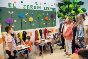 El Gobierno regional pone en valor el trabajo que realiza el CEIP ‘María de los Llanos Martínez’ y califica al centro de colegio innovador