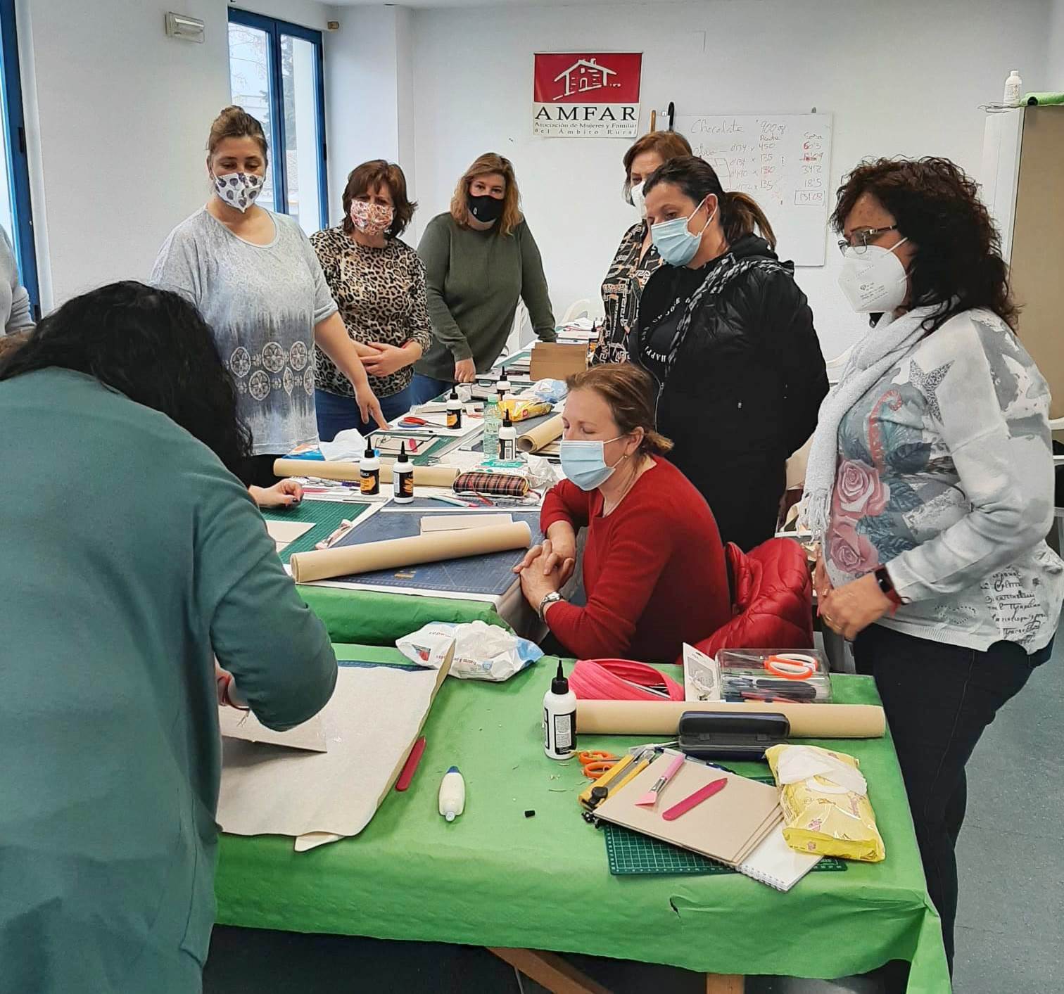 AMFAR imparte un Taller de Encuadernación en Daimiel