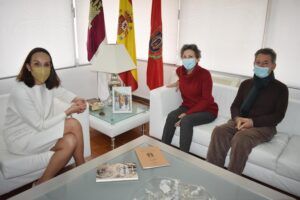 Masías recibe a Eugenio Arce Lérida, gran poeta y escritor nacido en la provincia de Ciudad Real, tras la publicación de su último libro de relatos, ‘La raíz y el vuelo’