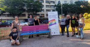 El Ayuntamiento y Espacio Diverso LGTBIQ+ se suman a las celebraciones del Día del Orgullo con una pintada de bancos en El Torreón