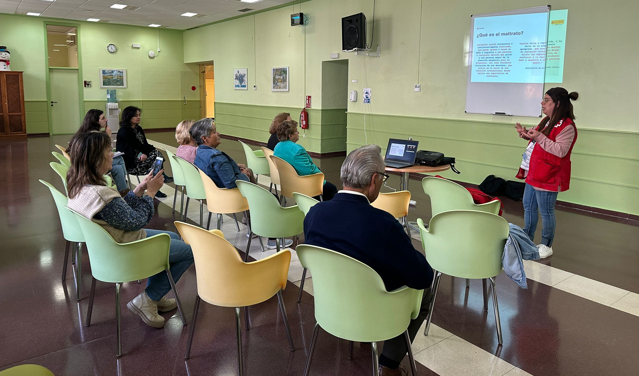 Cruz Roja recuerda que subestimar las capacidades de las personas mayores ‘también es maltrato’