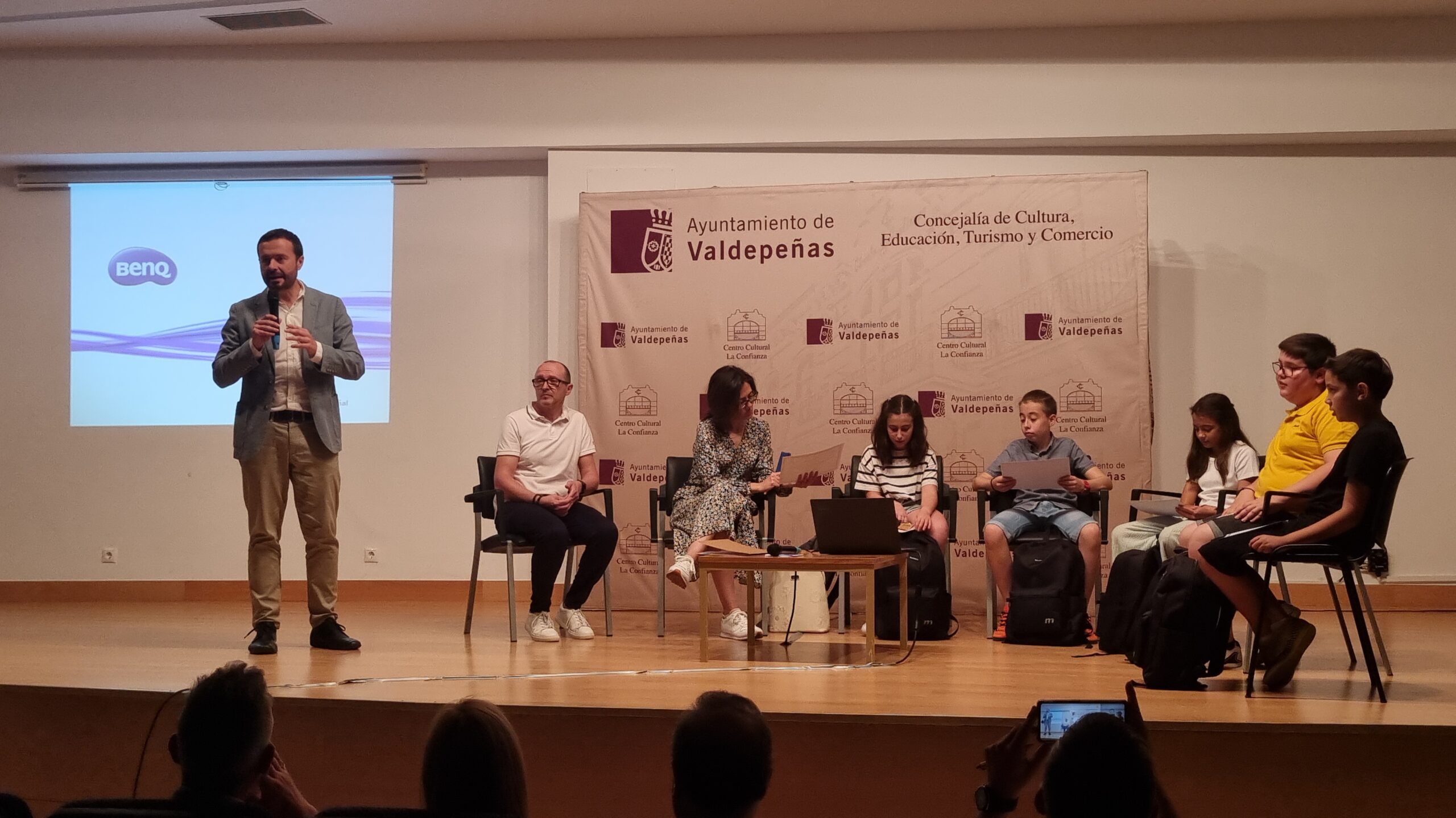 El Gobierno regional entrega los premios de ‘Consumópolis 18’ en su fase regional al equipo ganador en el nivel 1 del CEIP ‘Maestro Juan Alcaide’ de Valdepeñas