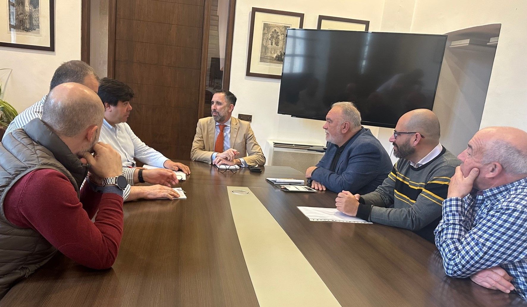 El concejal de Movilidad estudiará las solicitudes planteadas por el comité de empresa de ALSA para mejorar la seguridad en la estación de autobuses