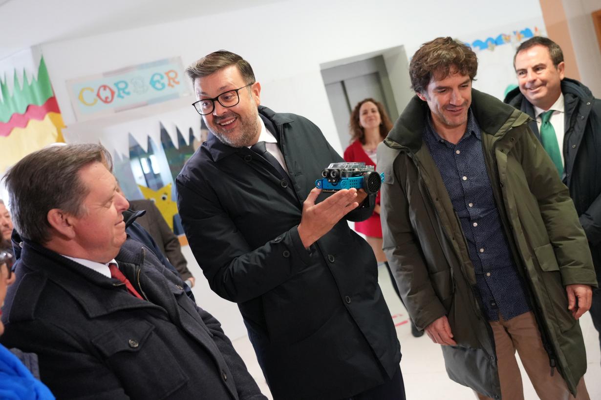 El Gobierno regional comienza la entrega de alrededor de 37.400 dispositivos electrónicos en centros educativos de Castilla-La Mancha