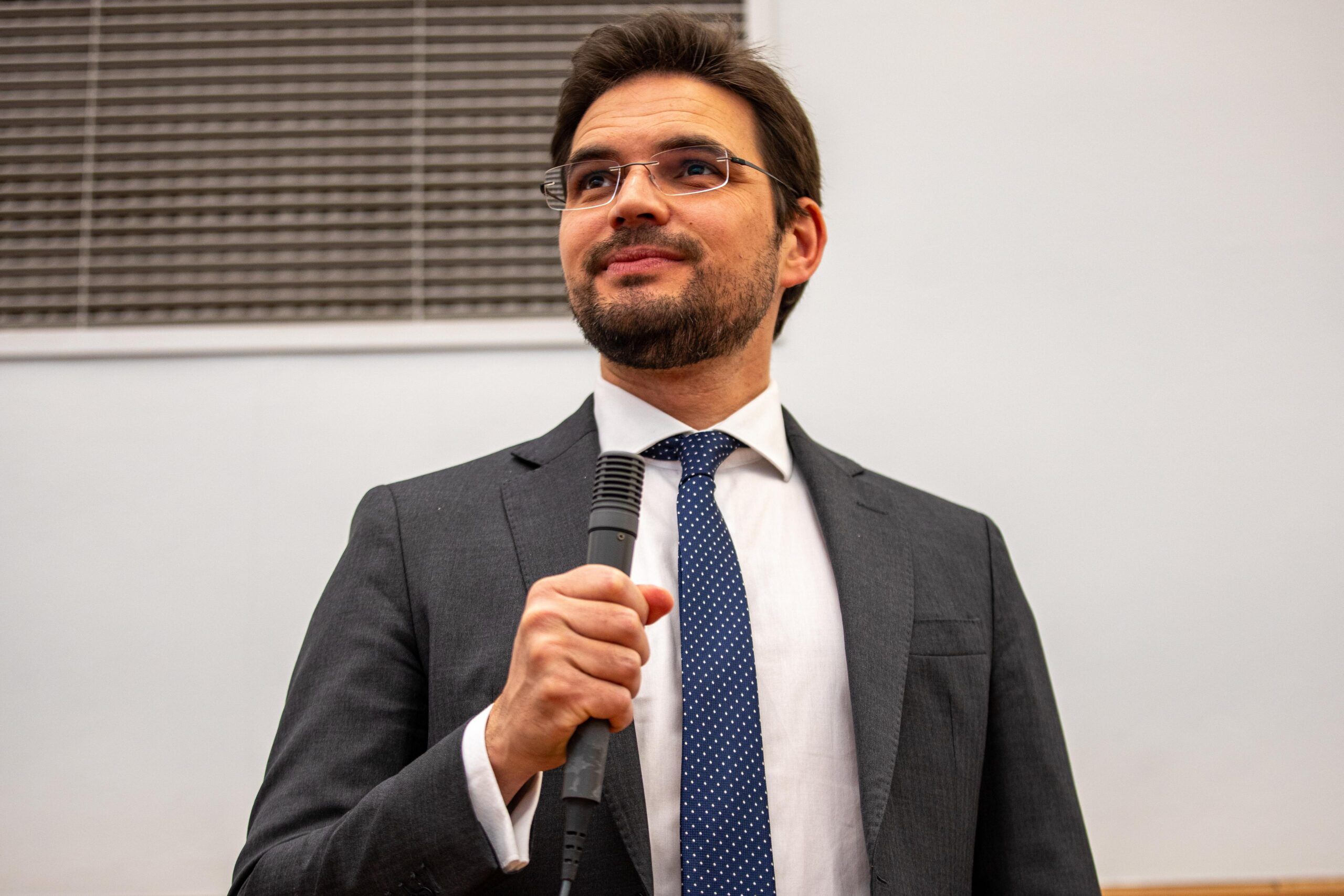 Serrano pregunta a Page 