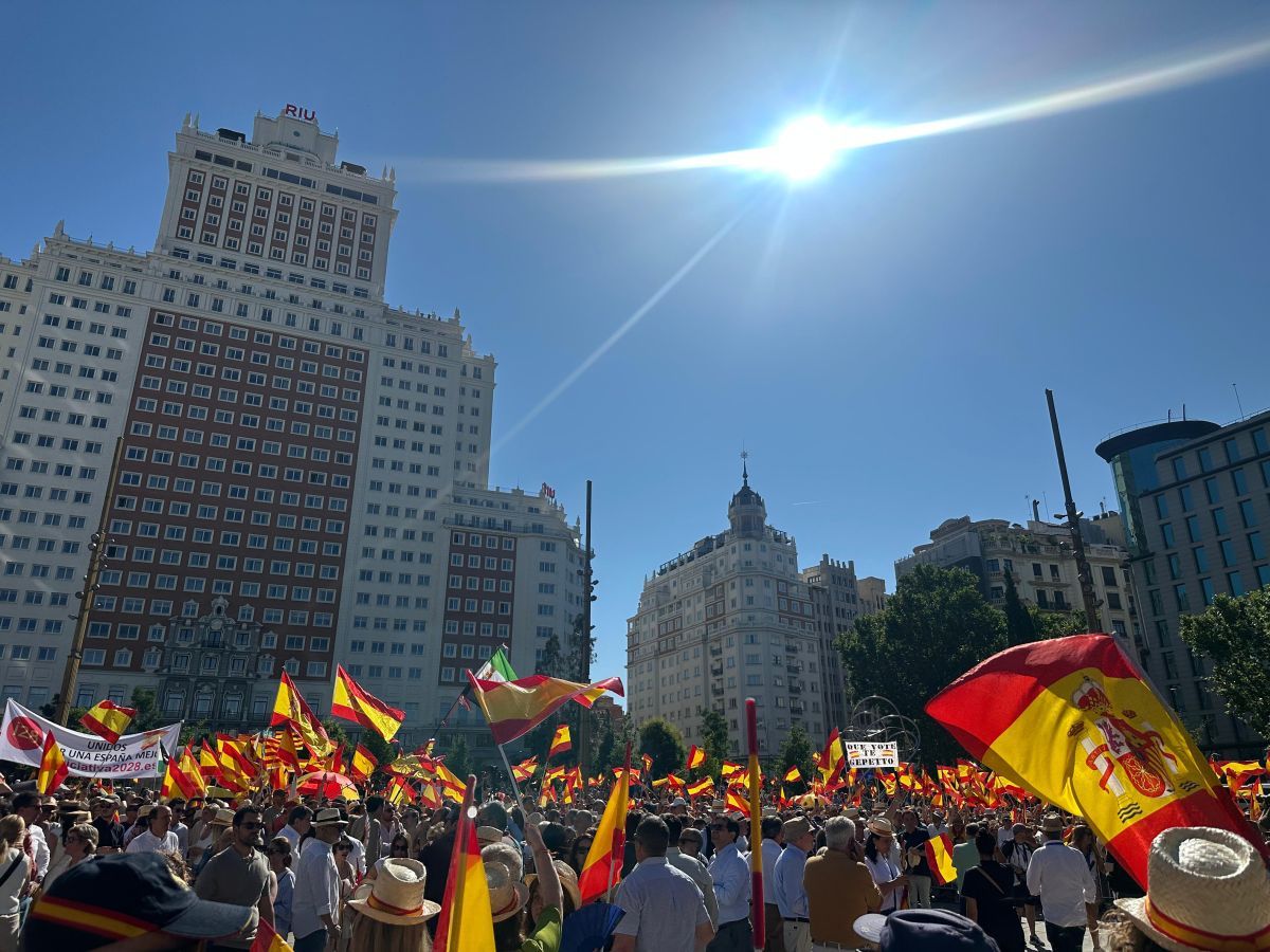 Miles de españoles llenan la Plaza de España de Madrid para reclamar elecciones anticipadas a Sánchez