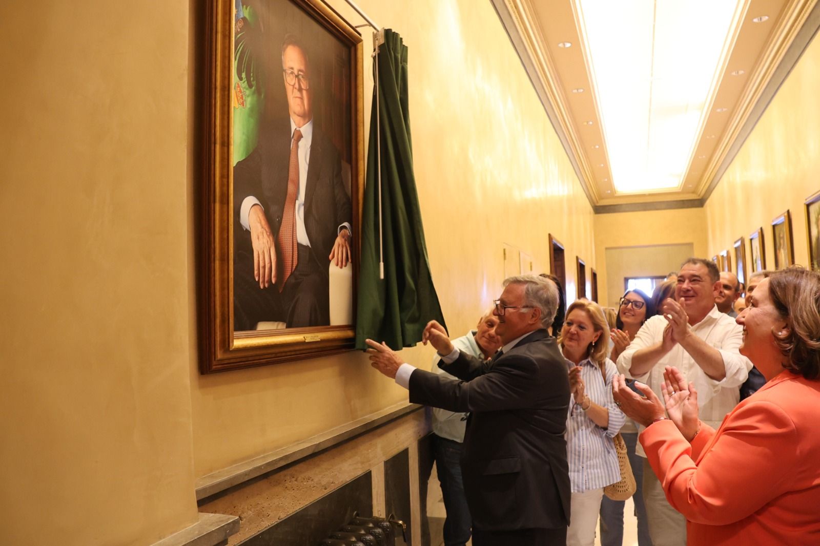 El cuadro oficial de Arturo García-Tizón forma desde hoy parte de la galería de ex presidentes de la Diputación de Toledo