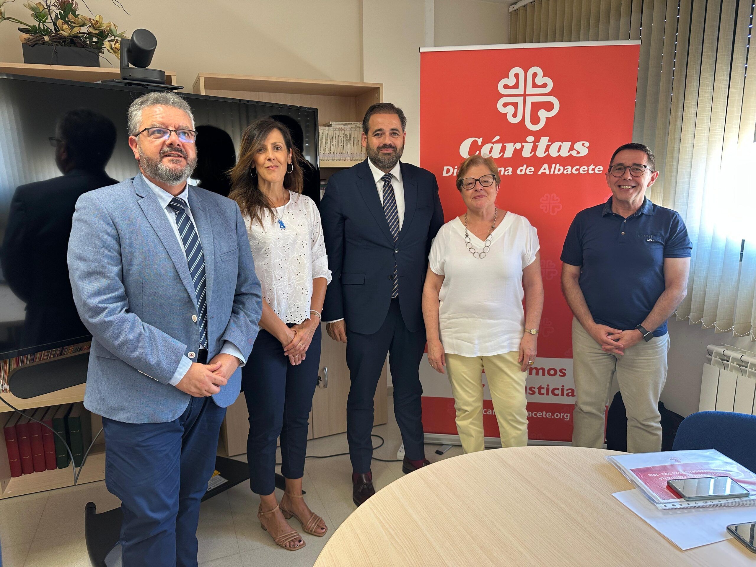 Núñez alerta de la situación “dramática” de Castilla-La Mancha con altos impuestos, bajos salarios y 182.000 personas en pobreza severa