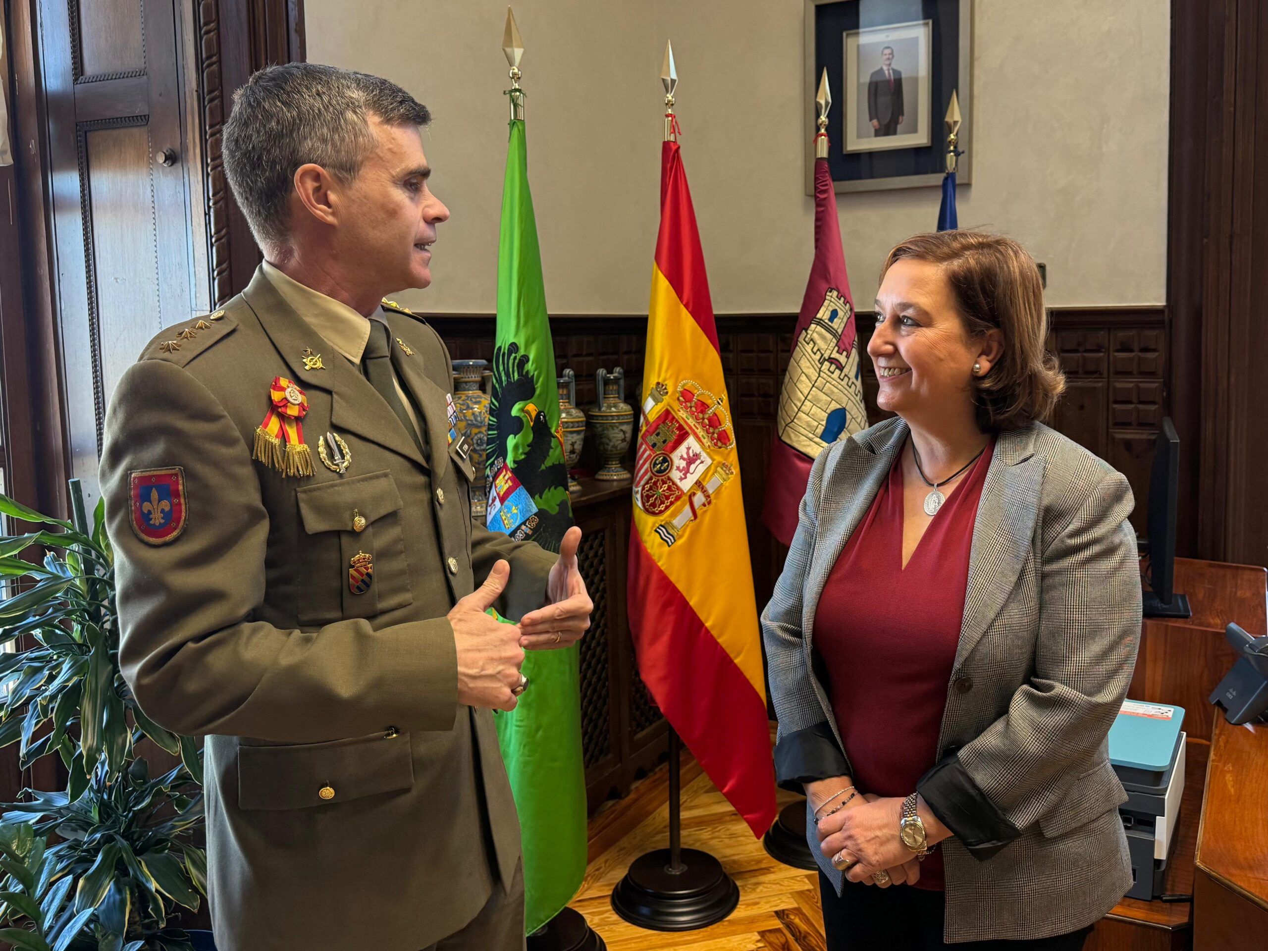 La presidenta de la Diputación recibe al nuevo director de la Academia de Infantería
