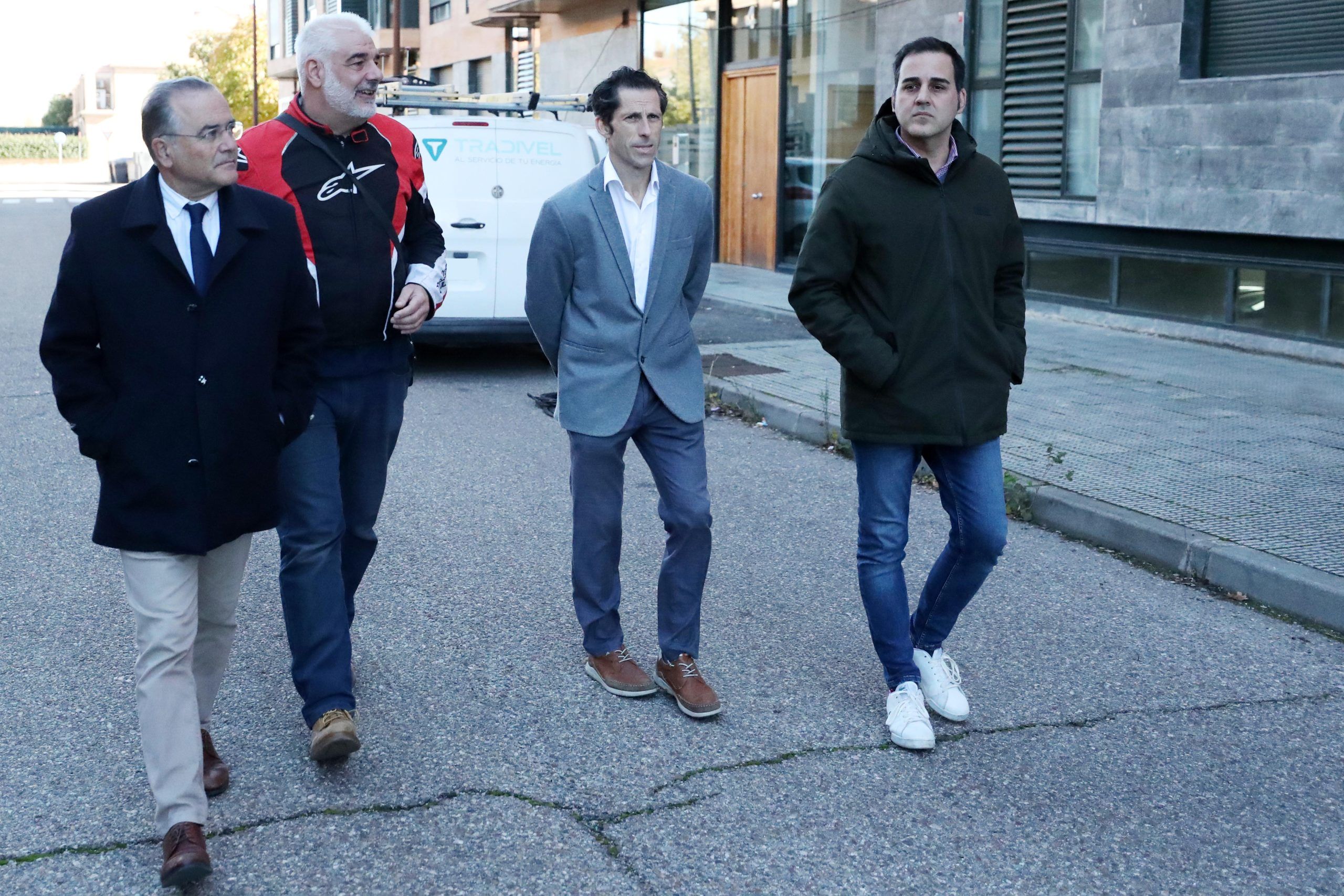 El alcalde toma nota de las principales necesidades del barrio de Las Moreras