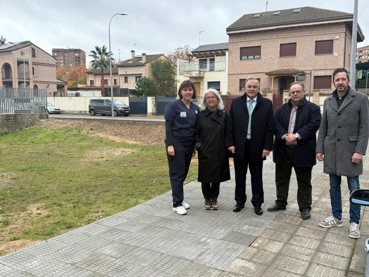 Gregorio destaca la mejora integral de accesibilidad en la ‘manzana sociosanitaria’ y anuncia la cesión de una parcela municipal a Cocemfe