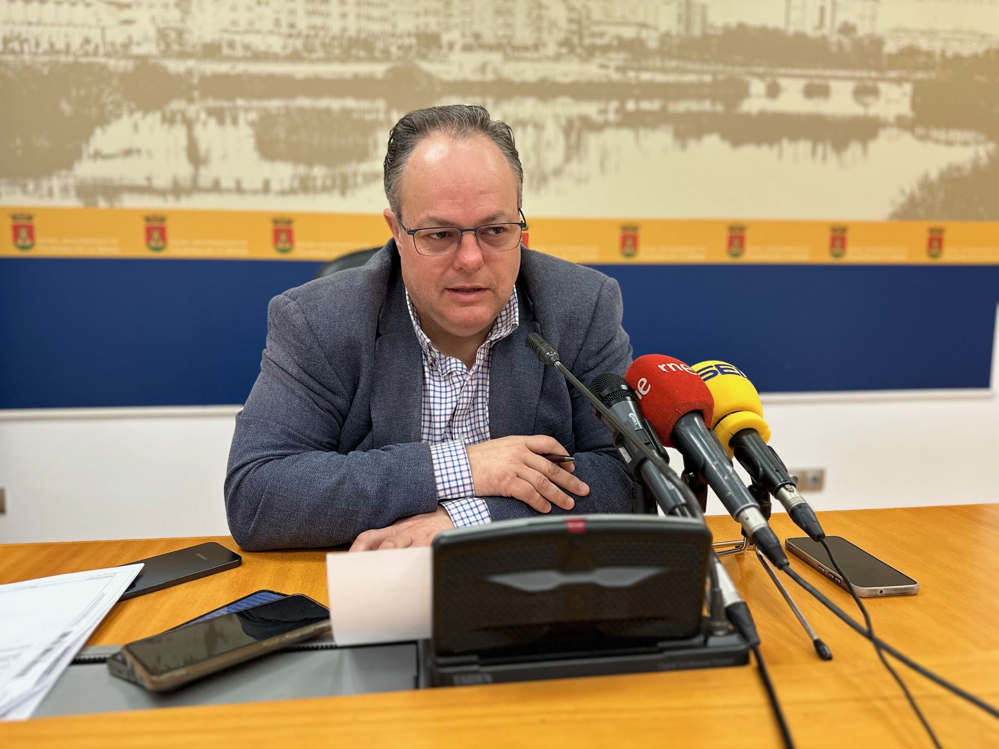 El Ayuntamiento de Talavera retira temporalmente la avioneta de Harinera para labores de mantenimiento y refuerzo de seguridad